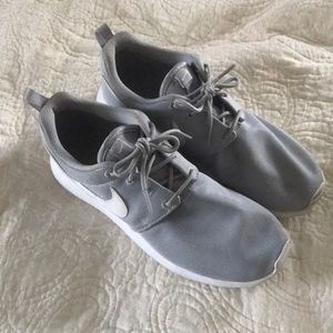 Youth Nike Roche fit women’s 8 or youth 6